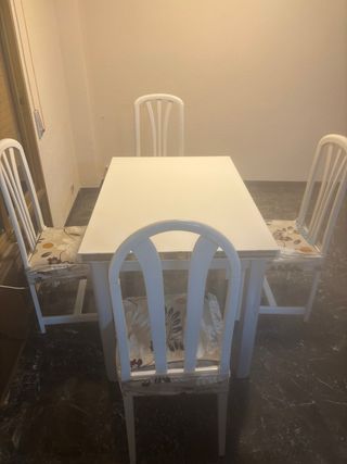 Mesa de comedor blanca de madera
