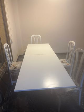 Mesa de comedor blanca de madera
