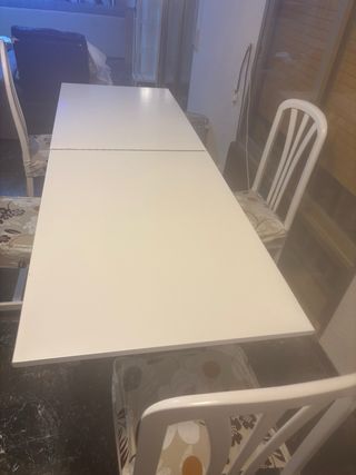Mesa de comedor blanca de madera