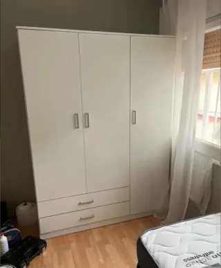 Armario de madera color beige/marrón