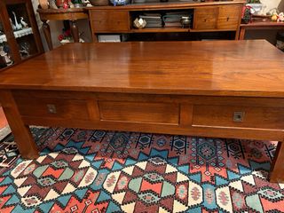 Mesa de centro de madera colonial