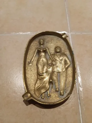 Cenicero antiguo bronce figuras