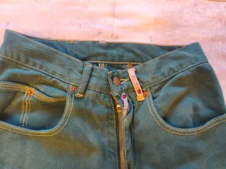Pantalón vaquero verde