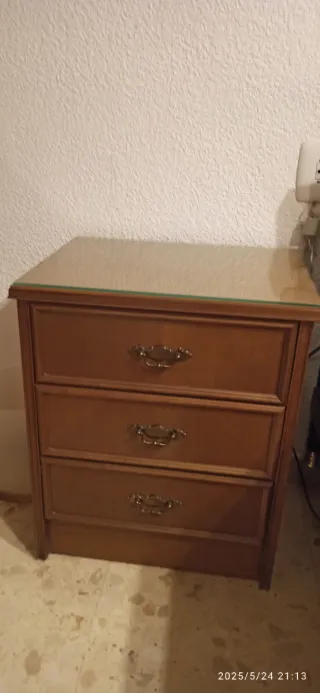 Mesita de noche de madera con cristal