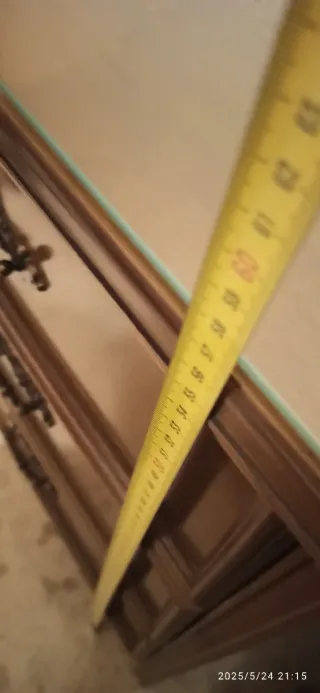 Mesita de noche de madera con cristal