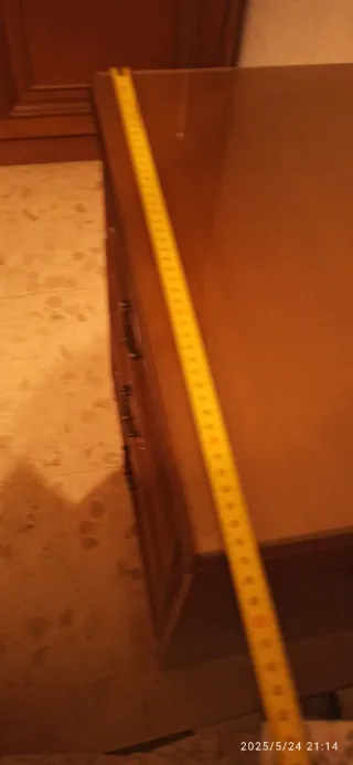 Mesita de noche de madera con cristal