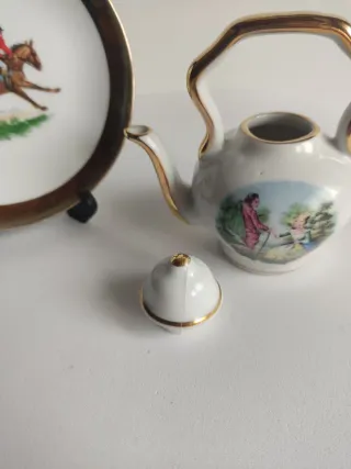 Antichi piccoli piatti e teiere decorative
