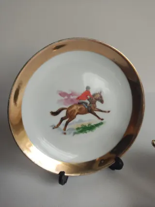 Antichi piccoli piatti e teiere decorative