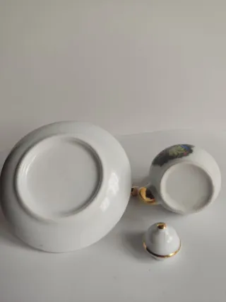 Antichi piccoli piatti e teiere decorative