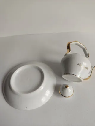 Antichi piccoli piatti e teiere decorative