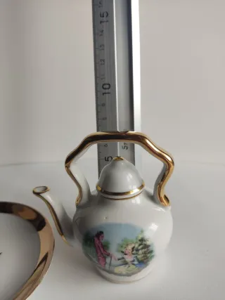 Antichi piccoli piatti e teiere decorative