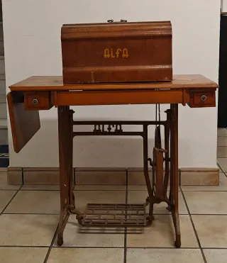 Máquina de coser antigua Alfa