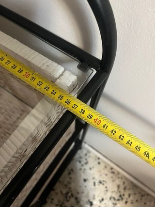 Estantería y espejo decorativo