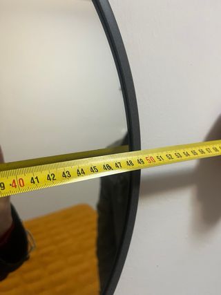 Estantería y espejo decorativo