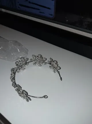 Tiara con detalles brillantes