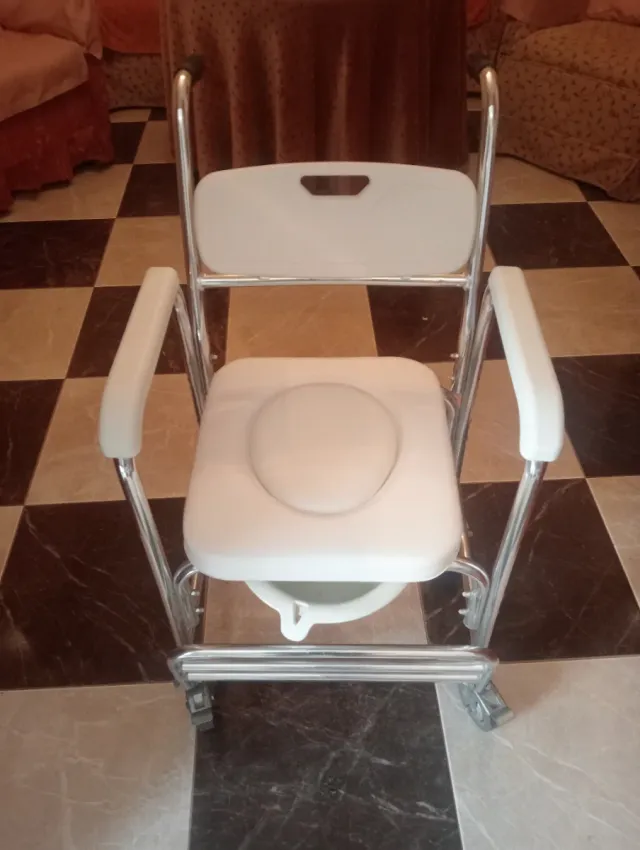 Silla geriatrica con ruedas
