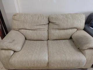 Sofá de tela beige de 2 plazas