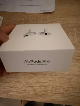 Custodia bianca per AirPods Apple