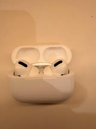 Custodia bianca per AirPods Apple