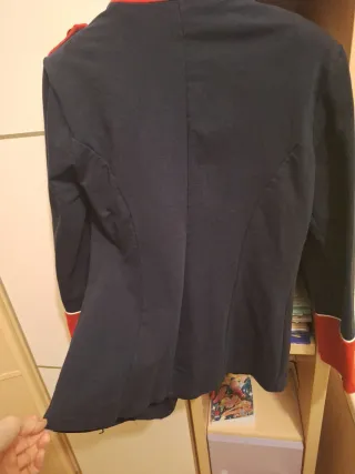 Chaqueta militar azul y roja