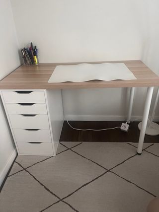 Escritorio Ikea con cajonera Alex blanca