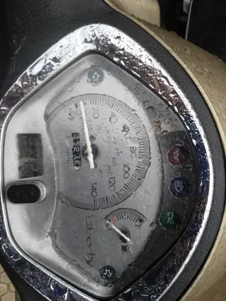 Moto Scooter Beige con Cofre