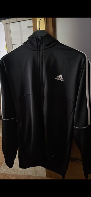 Chaqueta Adidas con capucha negra