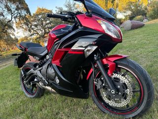 Kawasaki ER6F Sportbike Roja y Negra