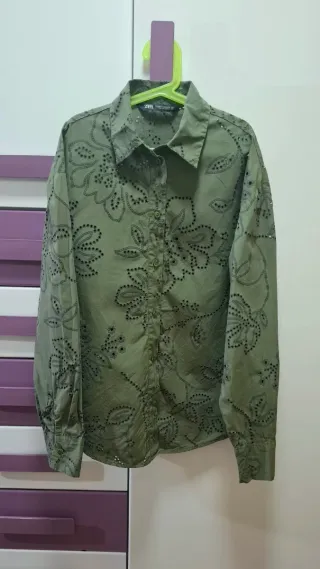 Camisa Zara perforada verde militar Talla XS