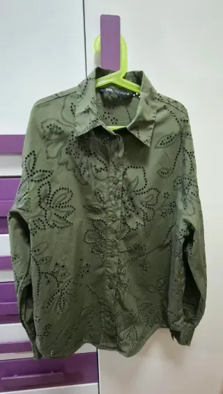 Camisa Zara perforada verde militar Talla XS