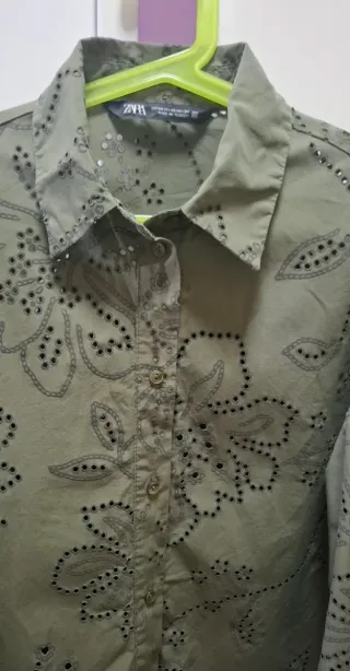 Camisa Zara perforada verde militar Talla XS