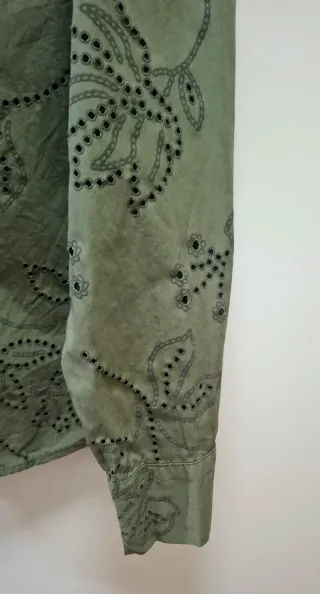 Camisa Zara perforada verde militar Talla XS