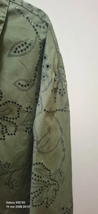 Camisa Zara perforada verde militar Talla XS