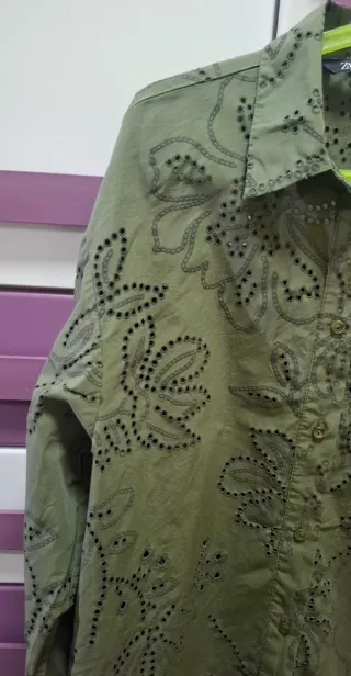 Camisa Zara perforada verde militar Talla XS