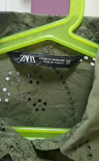 Camisa Zara perforada verde militar Talla XS