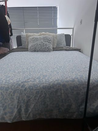 Cama + Mesa TV + Mesas Auxiliares