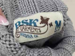 Jersey de punto con brillos y cuello alto