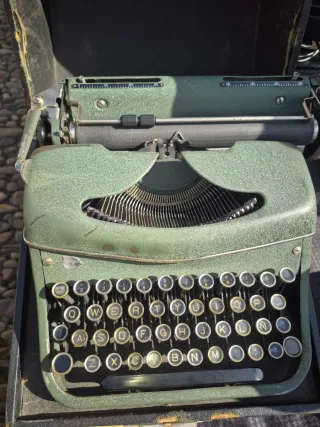 Máquina de escribir verde antigua