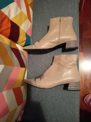 Botines de piel beige