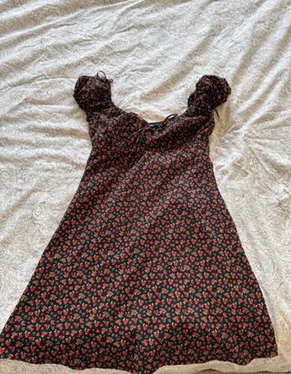 Vestido Bershka negro flores rojas