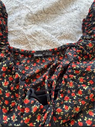 Vestido Bershka negro flores rojas