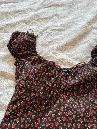 Vestido Bershka negro flores rojas
