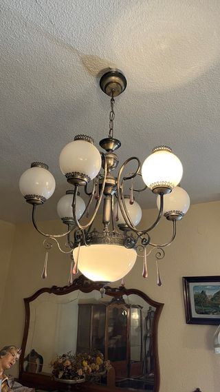 Lámpara de techo dorada y blanca