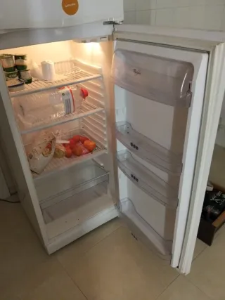 Nevera blanca Whirlpool.