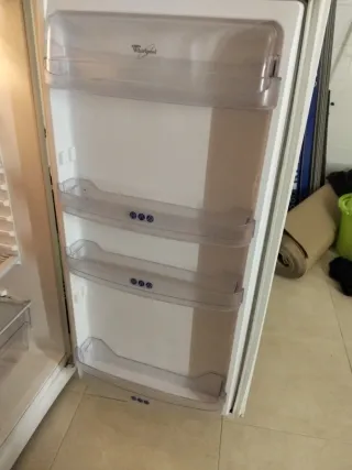 Nevera blanca Whirlpool.