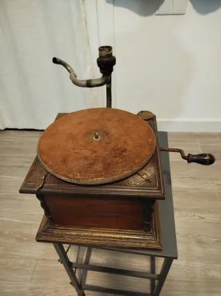 Gramófono antiguo con bocina