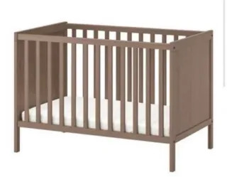 Cuna Ikea marrón