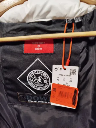 Chaqueta Superdry plumón negra y blanca.