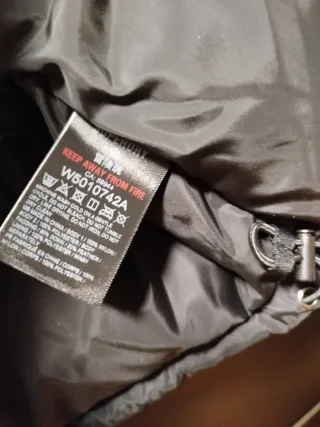 Chaqueta Superdry plumón negra y blanca.