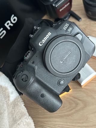 Canon EOS R6 + RF35 + RF50 + Godox V1 Pro